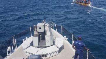 Une pirogue de migrants clandestins interceptée et 39 personnes secourues par un patrouilleur de la Marine nationale.